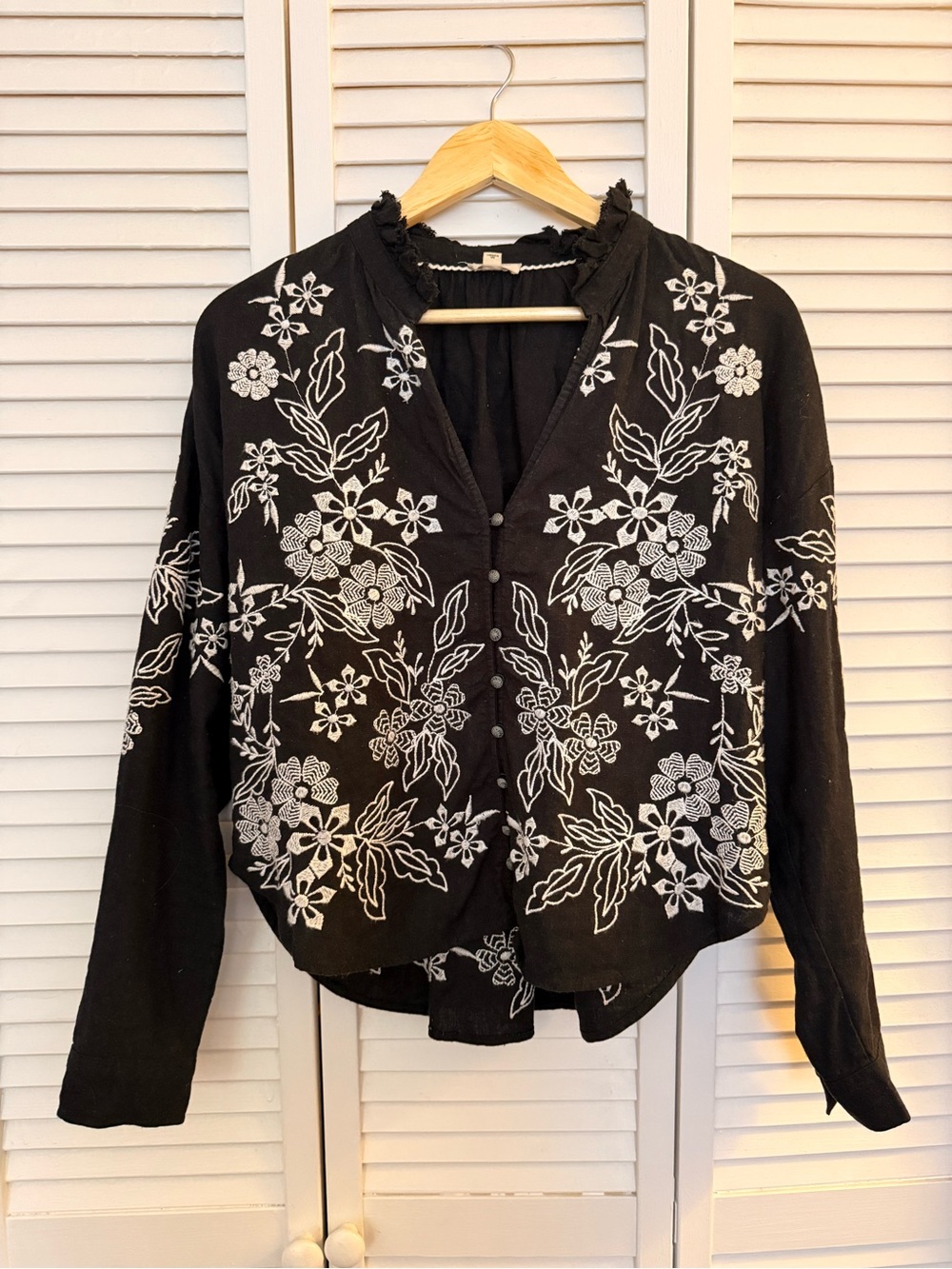 Pilcro Black Button-Front Floral Embroidered Linen Blouse